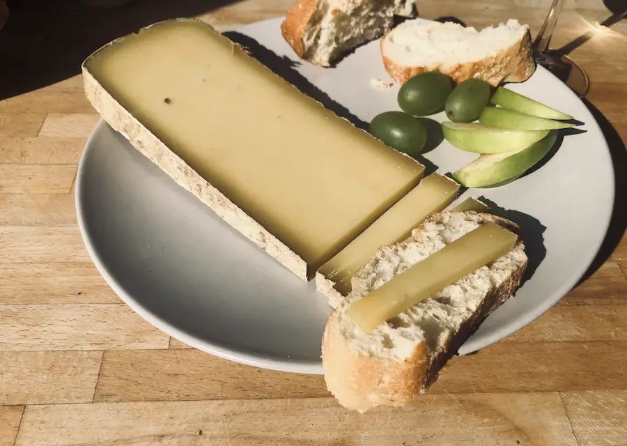 How do the French eat Comté cheese?